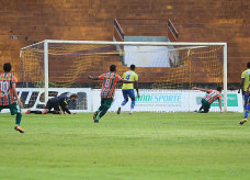 Empate em 1 a 1 entre Dourados e Naviraiense, no Estádio Municipal Fredis Saldivar (Douradão), foi bom para ambos; Foto: Franz Mendes