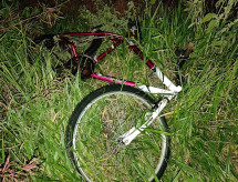 Mulher contou aos policiais que o ciclista atravessou na frente do carro; Foto: Adilson Domingos