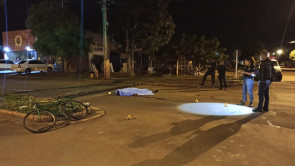 Ciclista morre após bater na lateral de veículo em Dourados