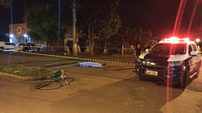 Ciclista morre após bater na lateral de veículo em Dourados