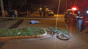 Ciclista morre após bater na lateral de veículo em Dourados