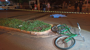 Ciclista morre após bater na lateral de veículo em Dourados