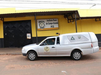 Funerária chegou ao IPCG esta tarde, para retirada do corpo do preso (Foto: Paulo Francis)