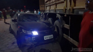 Após o atropelamento veículo bateu em uma carreta. Foto:  Jornal da Nova