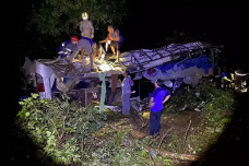 Há informações de que alguns passageiros teriam sido ejetados do veículo, enquanto outros ficaram presos às ferragens; Foto: PRE do Paraná