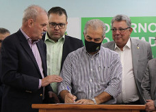 Termo de compromisso que autoriza o aumento foi assinado pelo governador Reinaldo Azambuja e pelo prefeito Alan Guedes; Foto: Chico Ribeiro/Portal MS