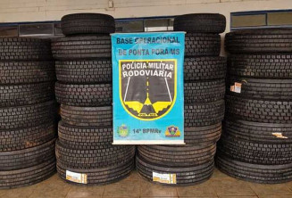 Diante da quantidade e do valor da carga, os pneus foram apreendidos e levados à Receita Federal; Foto: Divulgação/PMR