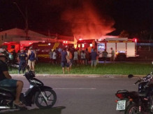 Incêndio chamou atenção entre moradores e condutores que passavam pela avenida. (Foto: Direto das Ruas)