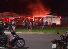 Incêndio chamou atenção entre moradores e condutores que passavam pela avenida. (Foto: Direto das Ruas)