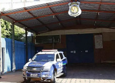 Suspeitos tentavam jogar maconha para dentro da Máxima, em Campo Grande; Foto: Midiamax