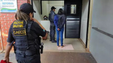 Mulher presa durante a operação em Dourados; Foto: Adilson Domingos