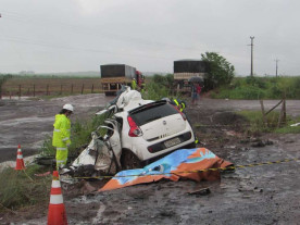Casal morre após colisão entre carreta e carro na BR-163