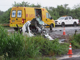 Casal morre após colisão entre carreta e carro na BR-163