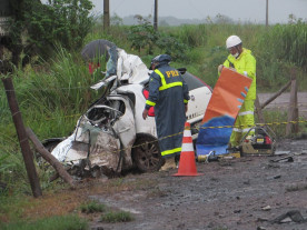 Casal morre após colisão entre carreta e carro na BR-163