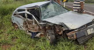 Carro capotou e saiu da pista; Foto: Cidade das Vogais