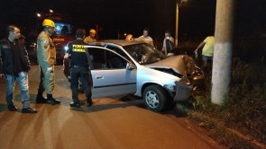 Professora de educação física morre depois de bater carro num poste em Dourados
