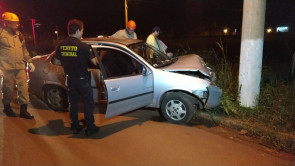 Professora de educação física morre depois de bater carro num poste em Dourados