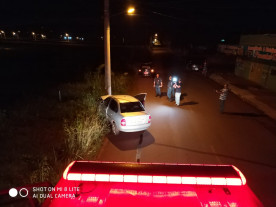 Professora de educação física morre depois de bater carro num poste em Dourados