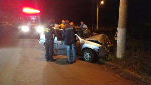 Professora de educação física morre depois de bater carro num poste em Dourados