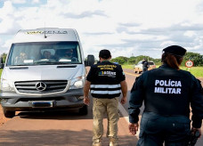 Em operação de rotina no município de Aquidauana, os fiscais e a Assessoria Militar da AGEMS flagraram quatro ônibus clandestinos