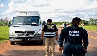 Em operação de rotina no município de Aquidauana, os fiscais e a Assessoria Militar da AGEMS flagraram quatro ônibus clandestinos