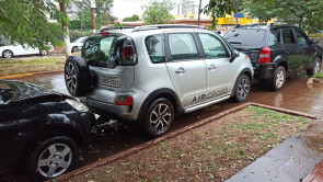 Carro invade preferencial e provoca acidente com 6 veículos em Dourados