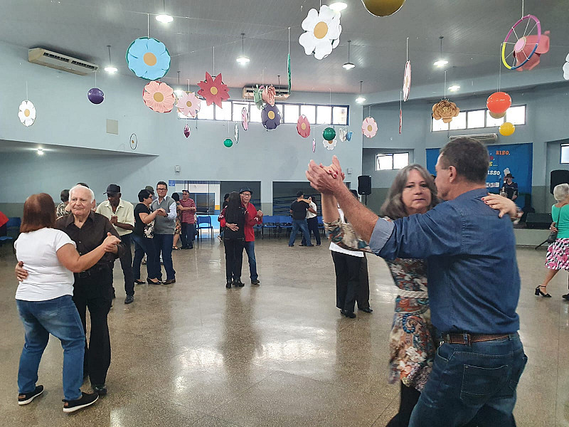 Baile Da Melhor Idade Re Ne Mais De Participantes No Cci Ligado