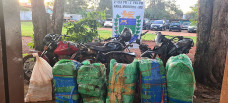 Droga e motocicletas apreendidas; Foto: Divulgação/PM