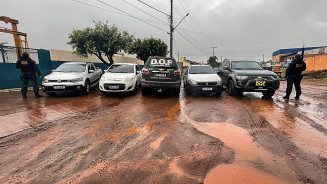 Cinco homens detidos, juntamente com os veículos recuperados e apreendidos, foram encaminhados à Defron; Foto: Divulgação/DOF