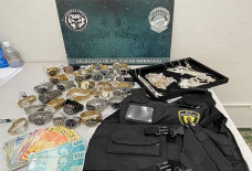 Com os ladrões, foram apreendidas várias peças de joias, relógios, correntes e pulseiras; Foto: Divulgação/Polícia Civil