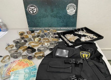 Com os ladrões, foram apreendidas várias peças de joias, relógios, correntes e pulseiras; Foto: Divulgação/Polícia Civil