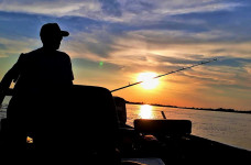 Pescadores esportivos vão em busca do dourado, numa extensão de 6 km do piscoso Rio Paraguai; Foto: Saul Schramm