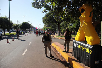 Motoristas receberam panfletos e orientações sobre o trânsito; Foto: Assecom