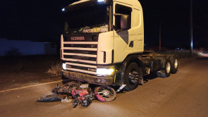 Motociclista fica gravemente ferido após colisão com carreta em Dourados