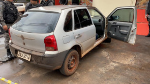 Após avançar contra um policial com uma faca homem é morto com três tiros