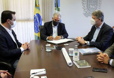 Governador Reinaldo Azambuja ao lado de Ratinho Júnior e do secretário Jaime Verruck; Foto: Arquivo/Chico Ribeiro