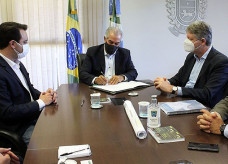 Governador Reinaldo Azambuja ao lado de Ratinho Júnior e do secretário Jaime Verruck; Foto: Arquivo/Chico Ribeiro