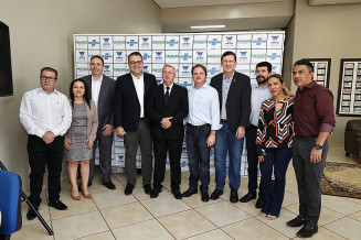 Prefeito Alan Guedes, novo presidente da ACED, Paulo Campione e convidados; Foto: Aparecido Frota