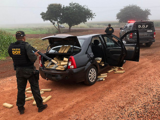 Homem chegou a pular do carro em movimento para fugir a pé, mas foi detido; Foto: Divulgação/DOF