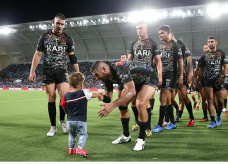 O menino Quaden Bayles entrando com os jogadores antes da partida de rugby entre os Indigenous All-Stars e os New Zealand Maori Kiwis All-Stars, na Austrália (Foto: Getty Images)
