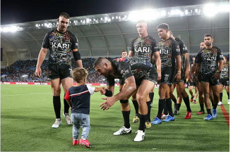 O menino Quaden Bayles entrando com os jogadores antes da partida de rugby entre os Indigenous All-Stars e os New Zealand Maori Kiwis All-Stars, na Austrália (Foto: Getty Images)