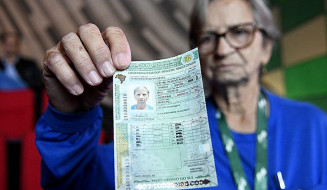 Fátima Aparecida do Nascimento é uma das primeiras motoristas do País a receber a nova CNH; Foto: Bruno Rezende/Portal MS