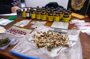 Paraguai: Rede de distribuição de drogas sintéticas formada até por brasileiros é desmantelada