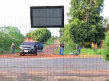 Momento em que um dos suspeitos foi imobilizados pelos policiais. (Foto: JNE)