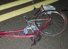 Bicicleta em que homem estava ficou destruída. (Foto: Vilson Nascimento/A Gazeta News)