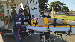 Motociclista fica em estado gravíssimo após ser atropelado por carreta em Dourados
