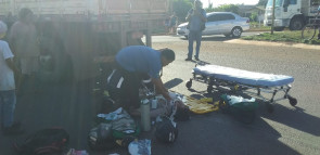 Motociclista fica em estado gravíssimo após ser atropelado por carreta em Dourados