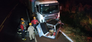 Cinco pessoas morreram após colisão entre carro e carreta em Dourados