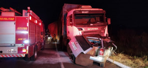 Cinco pessoas morreram após colisão entre carro e carreta em Dourados