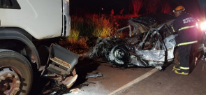 Cinco pessoas morreram após colisão entre carro e carreta em Dourados